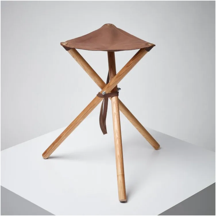 Visoki drveni tronožac 