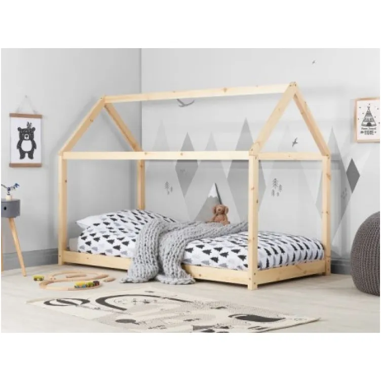 Krevet Kućica 190x90 Natur je savršen izbor za svaki dečiji kutak, pružajući udobnost, sigurnost i zabavu vašem mališanu. Ovaj krevet, inspirisan Montesori principima, omogućava deci da uživaju u igri i odmoru. Drvena konstrukcija je stabilna i čvrsta, izrađena od prirodnih materijala, čime garantuje dugoročnu upotrebu. Svojim dizajnom, koji podstiče maštovitost, postaje i igračka i funkcionalni deo dečije sobe.  Prošireni opis proizvoda  Ergonomski dizajn za igru i odmor: Krevet Kućica 190x90 Natur je više