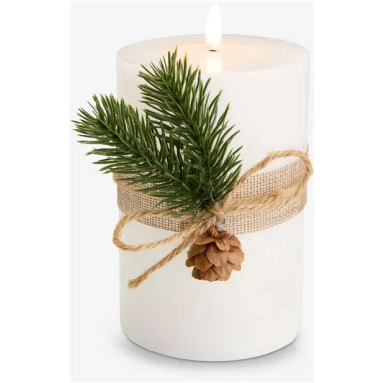 Bela LED sveća od parafina sa realističnim plamenom i dekorativnom trakom sa grančicom. Pruža prijatan, topao sjaj i poseduje funkciju tajmera – uključuje se na 6 sati, a isključuje na 18 sati.