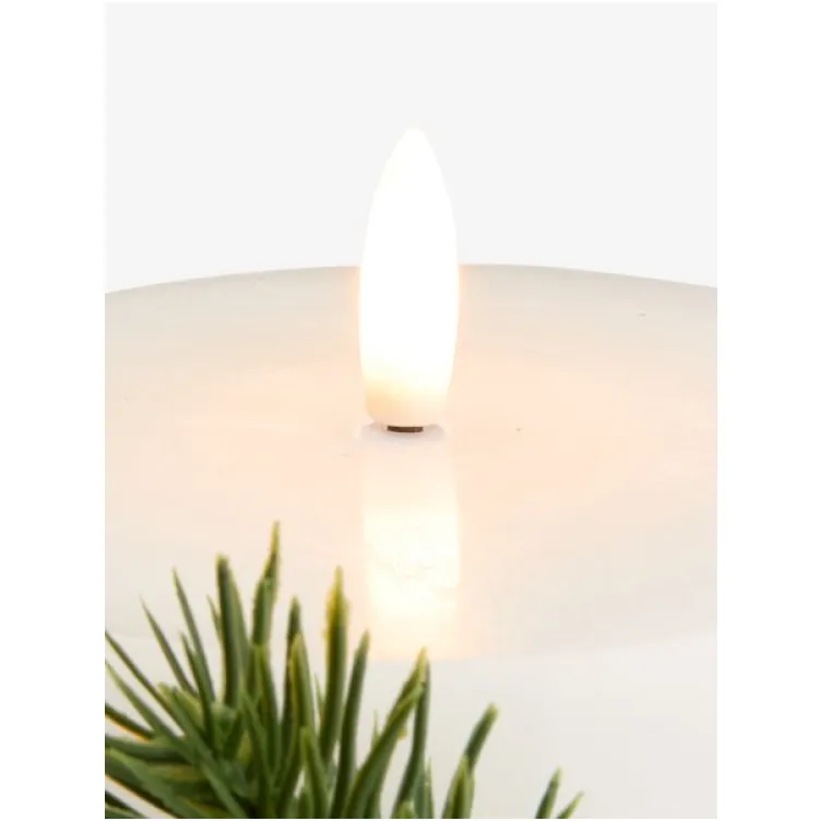 Bela LED sveća od parafina sa realističnim plamenom i dekorativnom trakom sa grančicom. Pruža prijatan, topao sjaj i poseduje funkciju tajmera – uključuje se na 6 sati, a isključuje na 18 sati.