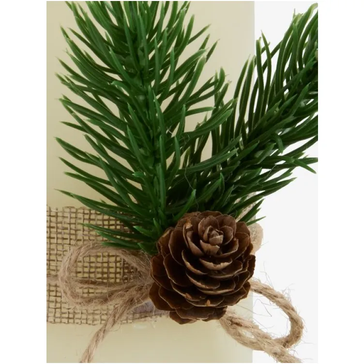 Bela LED sveća od parafina sa realističnim plamenom i dekorativnom trakom sa grančicom. Pruža prijatan, topao sjaj i poseduje funkciju tajmera – uključuje se na 6 sati, a isključuje na 18 sati.