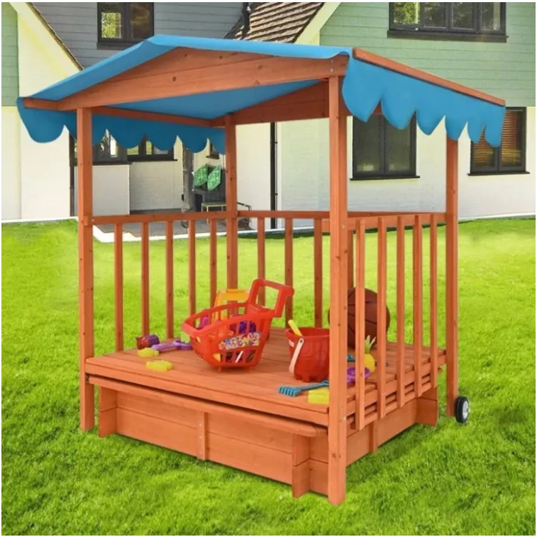Opis - Igraonica peščana kutija 2 u 1 - Ekonomičan i prenosiv - Šarena nadstrešnica - Ograđena sa tri strane - 2 točka Naša drvena igraonica sa peščanikom i krovom u hladu može pružiti mališanima pravo iskustvo igre. Sastoji se od 2 glavna dela, kućice za igru ​​sa ceradom na vrhu koja ih štiti od sunčevih zraka i kutije za pesak na izvlačenje sa daskom za sedenje koja ide na sve 4 strane. Tri strane kuće su zaštićene ogradom, četvrta strana je otvorena, gde se mališani mogu kretati. Njegova konstrukcija je