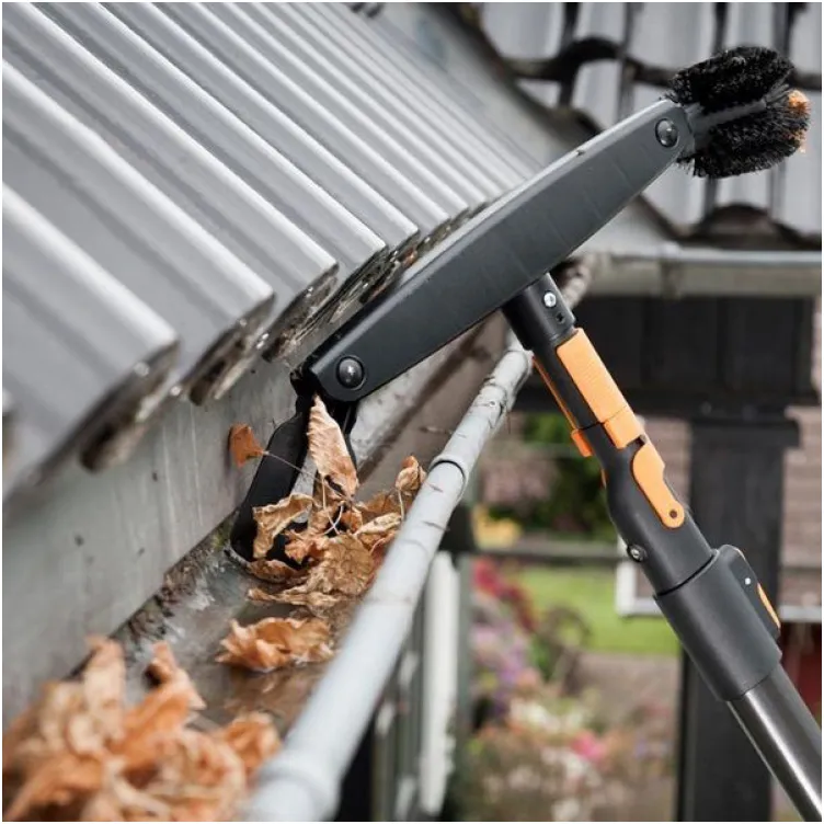 Set za čišćenje oluka Fiskars 136038 