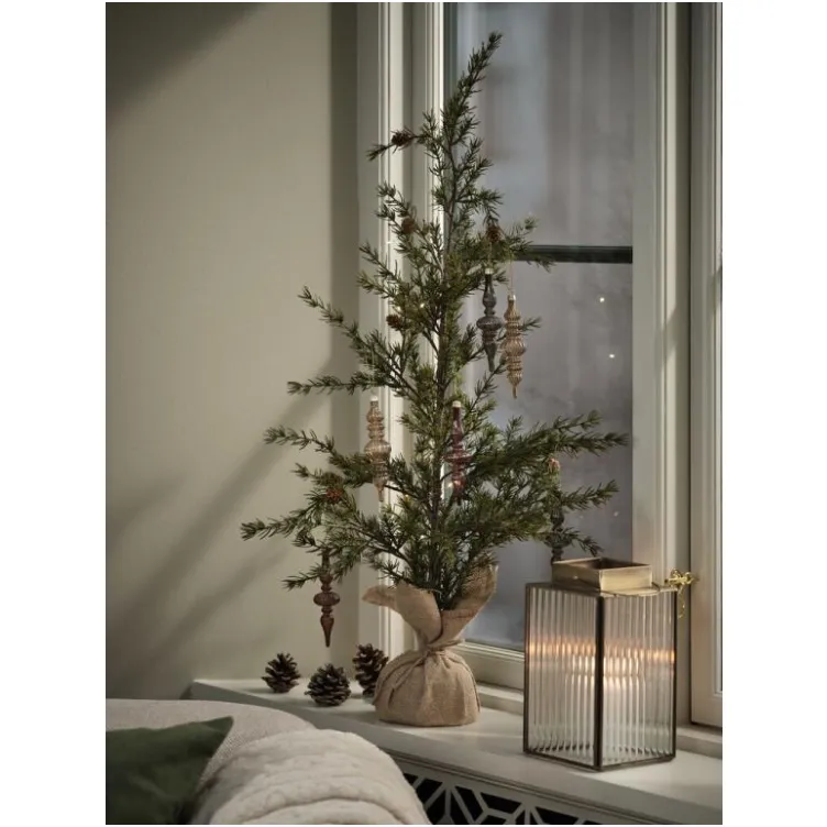 Veštačka jelka sa šišarkama u vreći