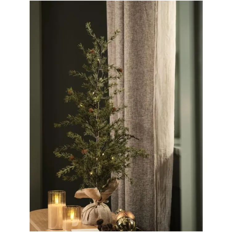 Veštačka jelka sa šišarkama u vreći