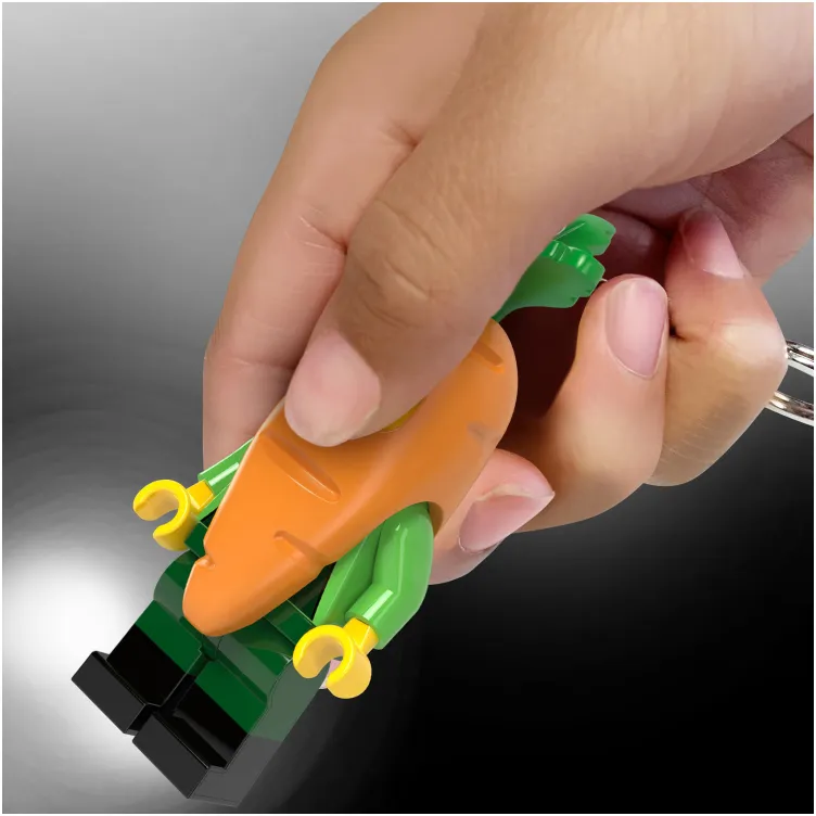 LEGO Minifigure privezak za ključeve sa svetlom: Tip u šargarepa kostimu