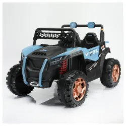 Električni UTV 2217 je idealno vozilo za male avanturiste koji žele da istražuju dvorište, park ili uredjene sumske staze. Sa pogonom na sva 4 točka (4×4) i četiri snažna motora tipa 390, ovaj UTV omogućava sigurnu i stabilnu vožnju čak i po neravnim površinama. Zahvaljujući 12V 7Ah bateriji, deca uživaju u kontinuiranoj vožnji brzinom od 3 do 5 km/h, a daljinski upravljač sa STOP funkcijom omogućava roditeljima potpunu kontrolu. Uživanje dodatno pojačavaju LED svetla, muzička tabla, kao i podrška za USB, S