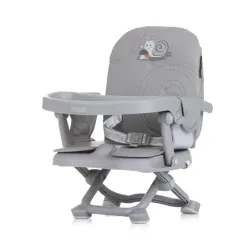 Buster hranilica Chipolino Lollipop  Buster stolica za hranjenje namenjena je deci koja mogu samostalno da sede, uzrasta do 3 godine i težine do 15kg; Široko i udobno sedište; Lako montiranje buster hranilice na stolicu za odrasle pomoću kaiševa i pojaseva; Navlaka proizvedena od visokokvalitetne kože – lako se čisti i održava; Navlaka se skida, te se stolica može koristiti sa ili bez nje; Sigurnosni pojas; Buster stolica je podesiva u 3 položaja po visini; Tacna za hranu se može skinuti; Veoma kompaktno sk