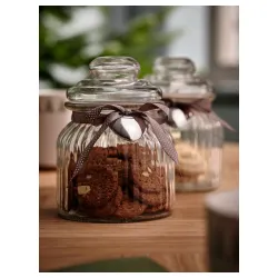 Staklena posuda sa poklopcem i dekorativnom mašnom