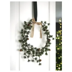 Venac sa šišarkama i mašnom