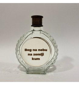 Flaša sa natpisom Bog na nebu na zemlji kum