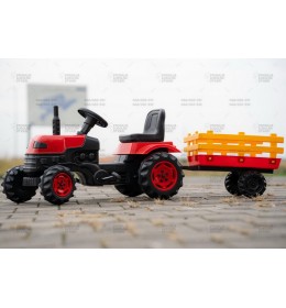 raktor sa prikolicom 958 Boja prikolice nije nuzno ista kao boja traktora Lančani pogon Za uzrast 2-5 godina Dimenzije traktora: 90 x 47 x 53 cm Dimenzije prikolice: 49 x 37,5 x 24 cm Maksimalna težina: 35kg